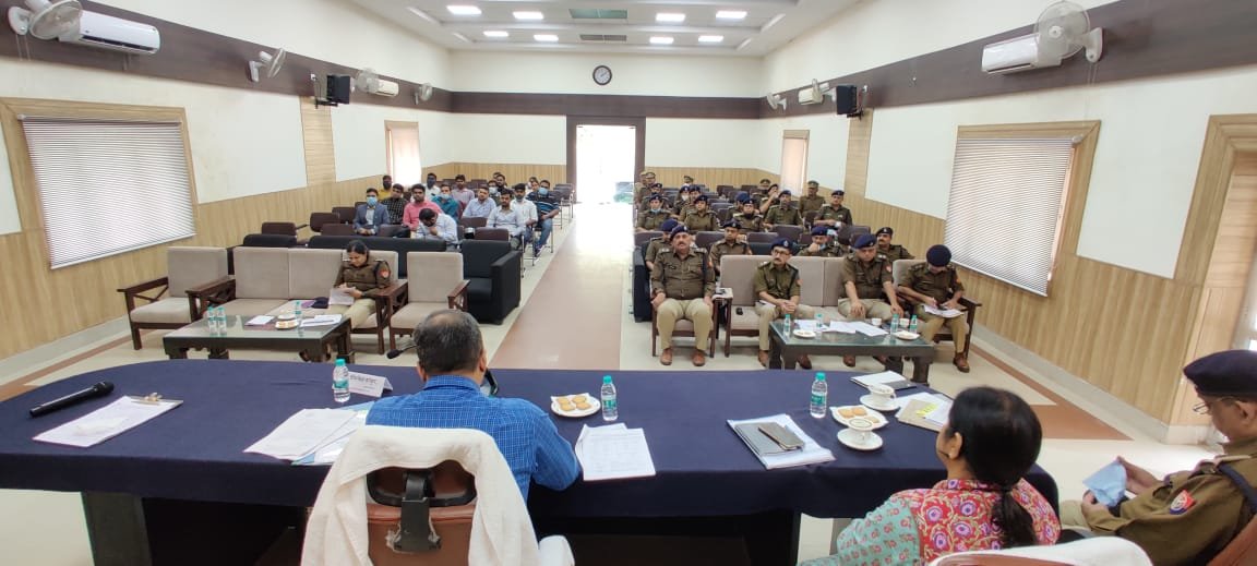 lkopolice's tweet photo. #PoliceCommissionerateLucknow

सब इंस्पेक्टर ना0पु0 की होने वाली परीक्षा को सकुशल सम्पन्न कराने हेतु @LkoCp @dhrubathakur द्वारा रिर्जव पुलिस लाइन लखनऊ में एक गोष्ठी का किया गया आयोजन, संबंधित को दिए आवश्यक दिशा निर्देश।

#UPPolice
#Lkopolice_On_Duty https://t.co/o2Sfi1oEBa