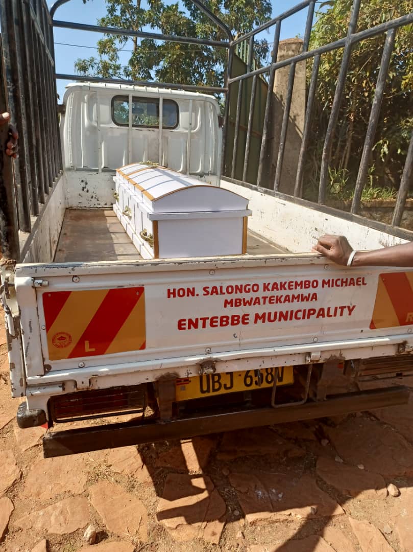 HonKakembo's tweet photo. My late mother begins the journey to her final resting place in Singo, Wabinyira Village. She will be laid to rest tomorrow at 2pm

For those travelling from Kampala, drive 42 miles along Hoima road &amp; turn right opposite Nakwaya SSS. Wabinyira is 2km off the highway. #RIPMaama 🙏 https://t.co/DdreQzadjs