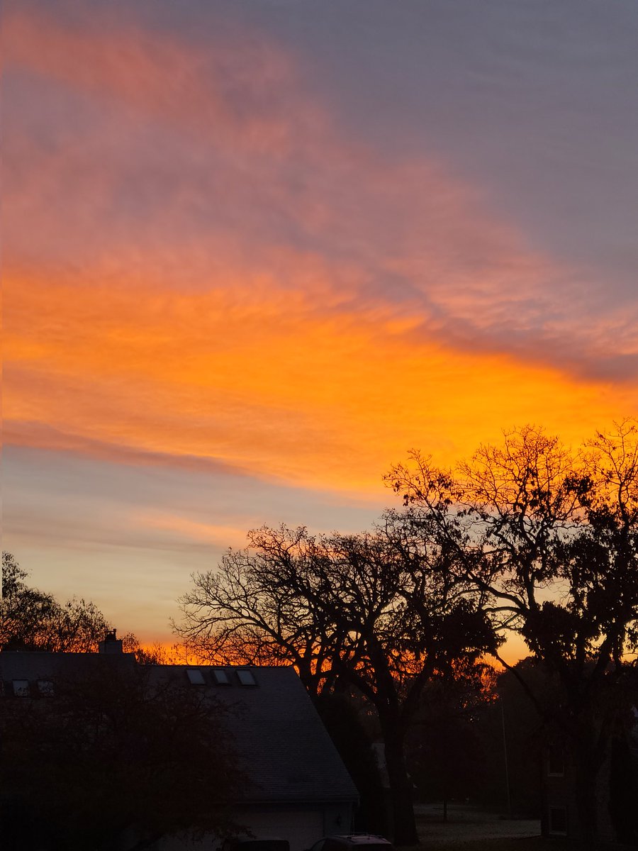 MacMorganne's tweet photo. This morning's skylight. Shaping up to be a great day. #WednesdayThoughts #WednesdayMorning #Beauty #LandscapePhotography #MorningHour https://t.co/xNr46ZnOYv