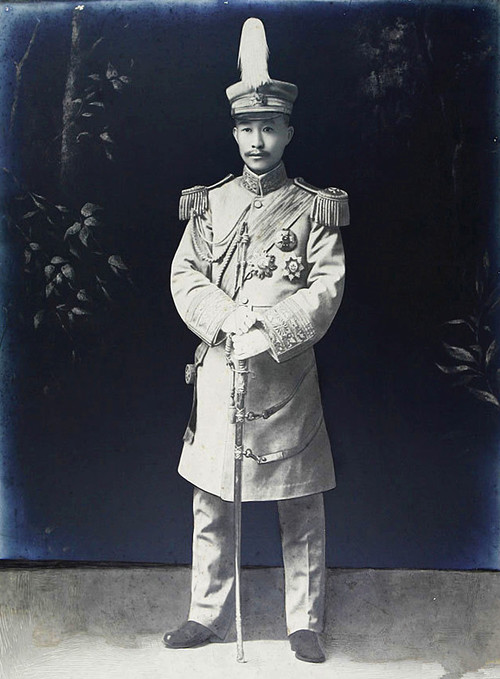 Chinaswordbot's tweet photo. 【蔡鍔九獅指揮刀】
清末民初の軍人 蔡鍔の刀。中国国家博物館所蔵
蔡鍔は中華民国の初代雲南都督。1915年、大総統 袁世凱が皇帝即位を宣言すると蔡鍔はこれを阻止すべく「護国軍」を結成、北京政府軍を圧倒して袁を帝政取消しに追い込んだ https://t.co/9h7ghvxjdF
