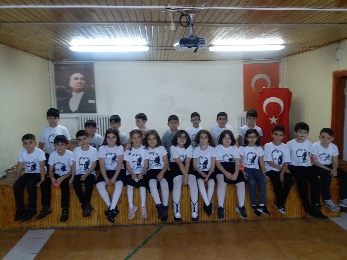 Seda25801's tweet photo. TATBİKAT İLKOKULU 3/F SINIFI
#10kasımatamızısaygıylaanıyoruz
 @Erzurum_Mem @Yakutiyemem @chnkvnc @m_bayrak25 @tatbikatilkokul @KutukcuYener https://t.co/88526MJ9Hv