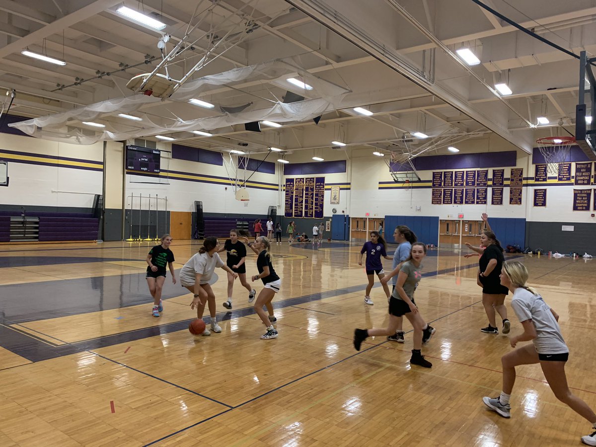 MrEdmiston's tweet photo. Great day in the gym yesterday! 24 7th/8th grade Lady Mounts got better. These are the days that remind coaches why we put in the time. @LadyMountsBball @EIMSMounts #LadyMounts #KeepClimbing https://t.co/i8R8NITjxK
