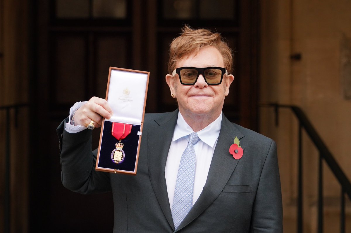 ClarenceHouse's tweet photo. Congratulations, Sir Elton John! 🚀 ✨ 

Today @eltonofficial was made a member of the Order of the Companions of Honour by The Prince of Wales during an Investiture Ceremony at Windsor Castle🎖 https://t.co/HTH4PmEaub