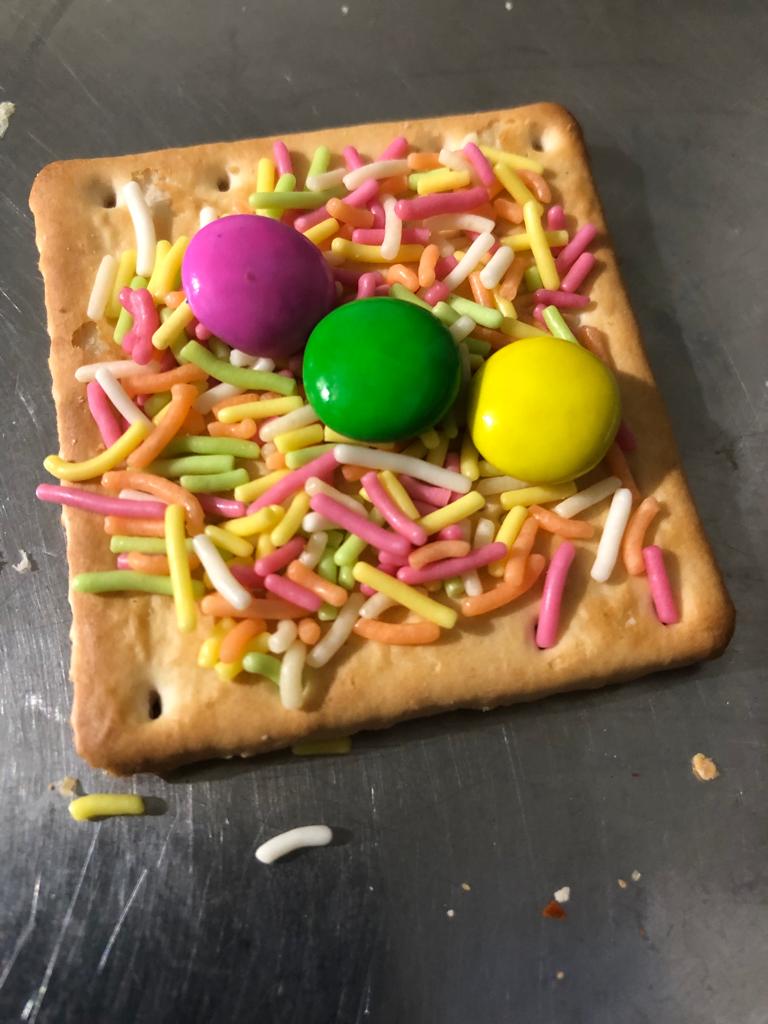 Kanikaa_arora's tweet photo. Hlo guys sharing my recipe which is very simple and easy to make. Just add some gems on the Britannia Nutri choice Cracker abd sprinkle some coloured puddings. This will taste well.
@NutriChoice #SnackerCrackerContest https://t.co/TlIltglSzw