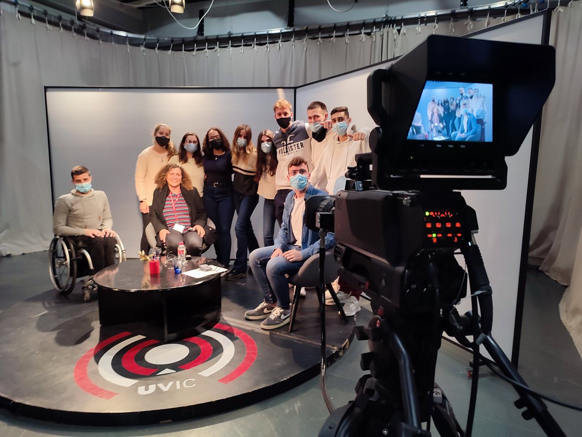rmcxenomedia's tweet photo. Avui hem entrevistat Anna Pérez directora de la @u_igualtat @uvic_ucc. Sabent de #ViolenciesMasclistes amb el #grauPER #TallerdeProduccioAudiovisual de la @UVic_FEC. Un plaer escoltar i aprendre, com sempre. https://t.co/I2NgpcZKog