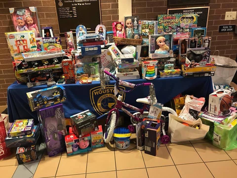 hpdcpaaa's tweet photo. Collecting toys for Blue Santa with @houstonpolice! https://t.co/thoianL0JB