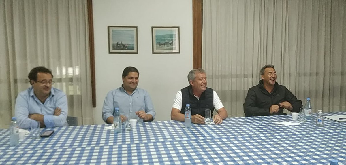 NachoPalaciosOK's tweet photo. Recibimos a @monzoemilio, candidato a Diputado Nacional por nuestro espacio. Intercambiamos ideas, proyectos y visiones sobre nuestra región. Visitamos la Sociedad Rural y conversamos con vecinos que se acercaron. Muchas Gracias Emilio por tu visita. Ahora #Juntos! https://t.co/NMg8RHhl4b
