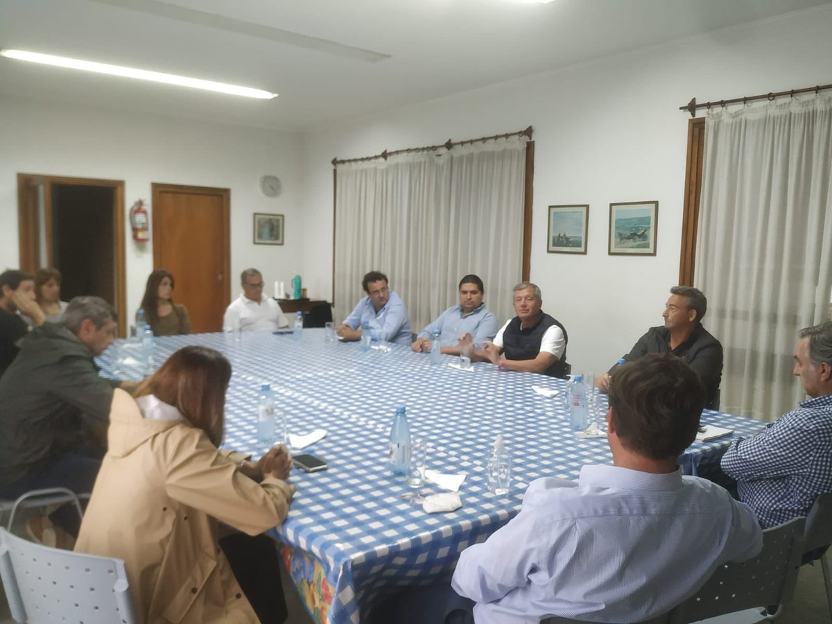 NachoPalaciosOK's tweet photo. Recibimos a @monzoemilio, candidato a Diputado Nacional por nuestro espacio. Intercambiamos ideas, proyectos y visiones sobre nuestra región. Visitamos la Sociedad Rural y conversamos con vecinos que se acercaron. Muchas Gracias Emilio por tu visita. Ahora #Juntos! https://t.co/NMg8RHhl4b