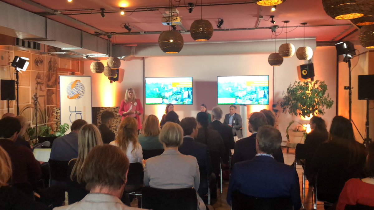 We zijn begonnen: United Internet. Over het belang van een open en eerlijk internet, de cultuur, DNS abuse en wat wij als Nederland inbrengen in <a href="/igf_2021/">IGF2021</a> begin december in Polen. #unitedinternet met <a href="/MarBonthuis/">Marjolijn Bonthuis</a> als host. #IGF2021