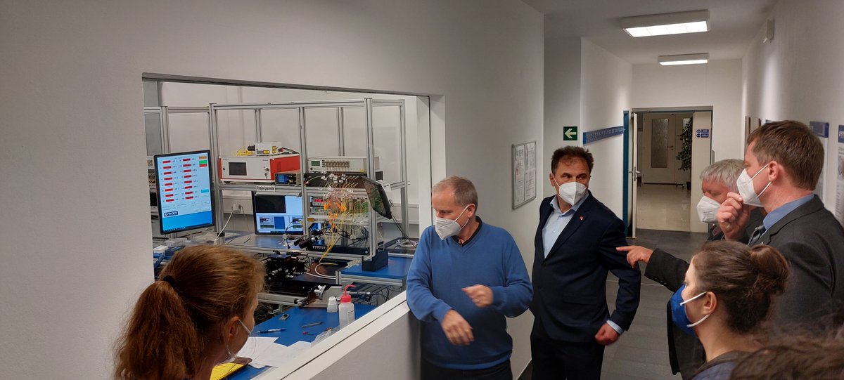 mpo_tweetuje's tweet photo. Členové Monitorovacího výboru OP PIK včele s předsedou NM @MarianPiecha na svém výročním výjezdním zasedání jednomyslně schválili dokumenty pro realizaci #OPPIK v roce 2022👍. V rámci jednání navštívili inovativní spol. SQS Vláknová optika.
@EUinmyRegion #CohesionPolicy https://t.co/Fxf7PJKQrG