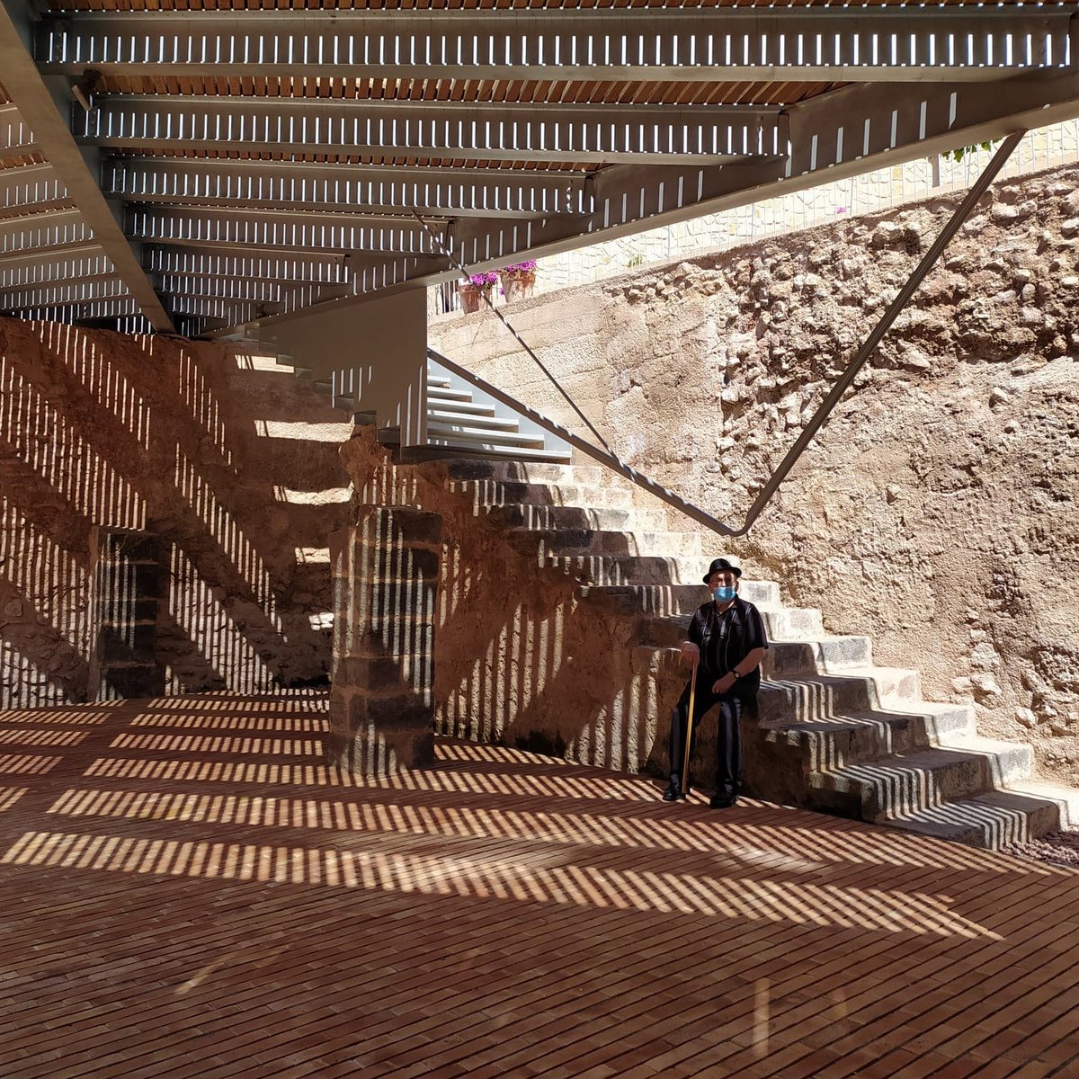 urbannext_net's tweet photo. #ShadeShaping
"The wooden plaza continues the surrounding streets and allows us to pass over the archaeological space."

Read about Synagogue Square, a project by CEL-RAS Arquitectura, el fabricante de espheras &amp; @GrupoAranea
Find it at https://t.co/zCus9DZcXS https://t.co/Prj8Rb3v21