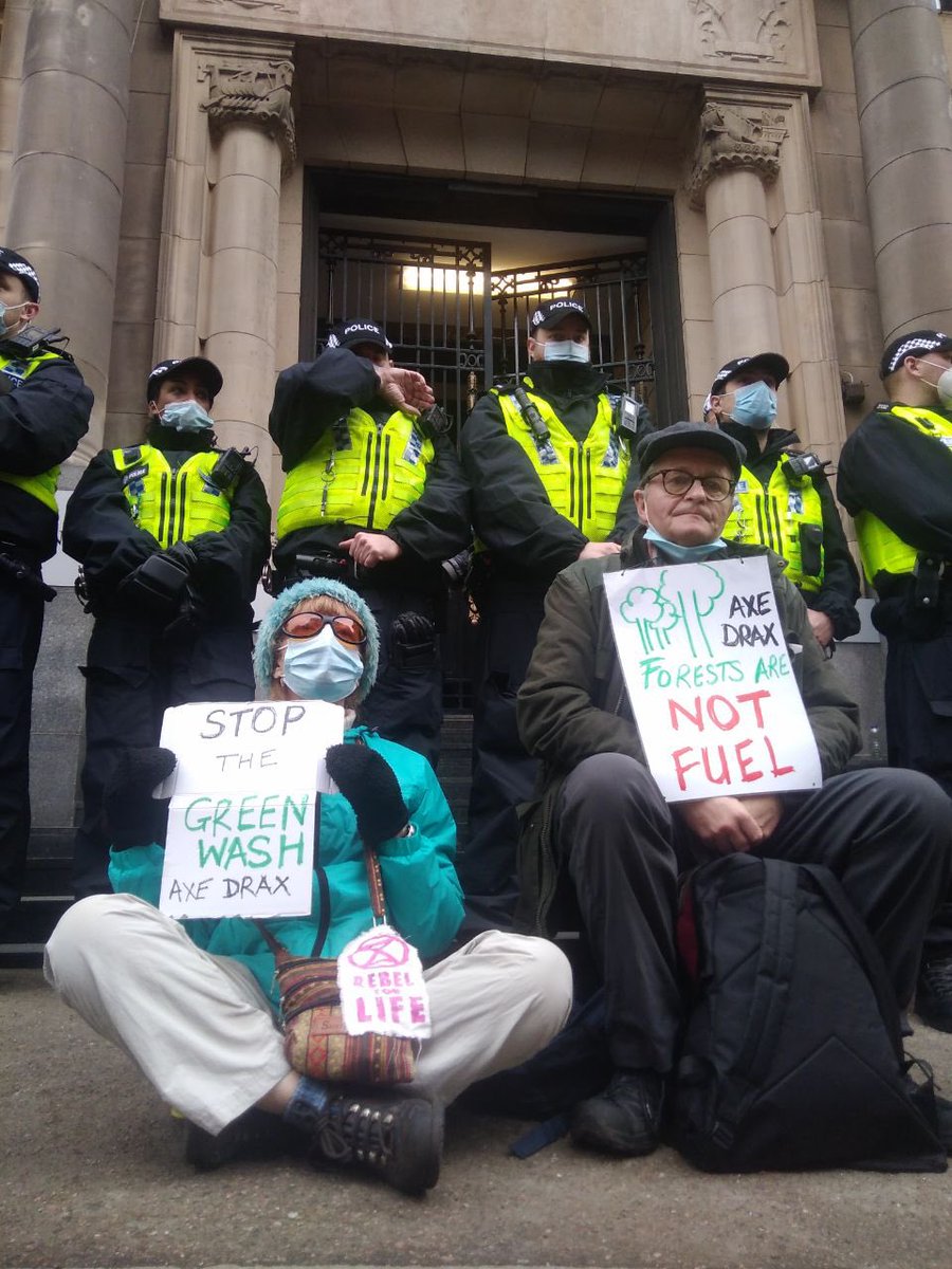 attac_fr's tweet photo. ✊Dans les rues de Glasgow, Attac était au côté d'@ExtinctionR pour dénoncer le dangereux greenwashing de Drax. 

Non, brûler des arbres n'est pas neutre au niveau des émissions carbones❌ https://t.co/bnSdDX8QMM