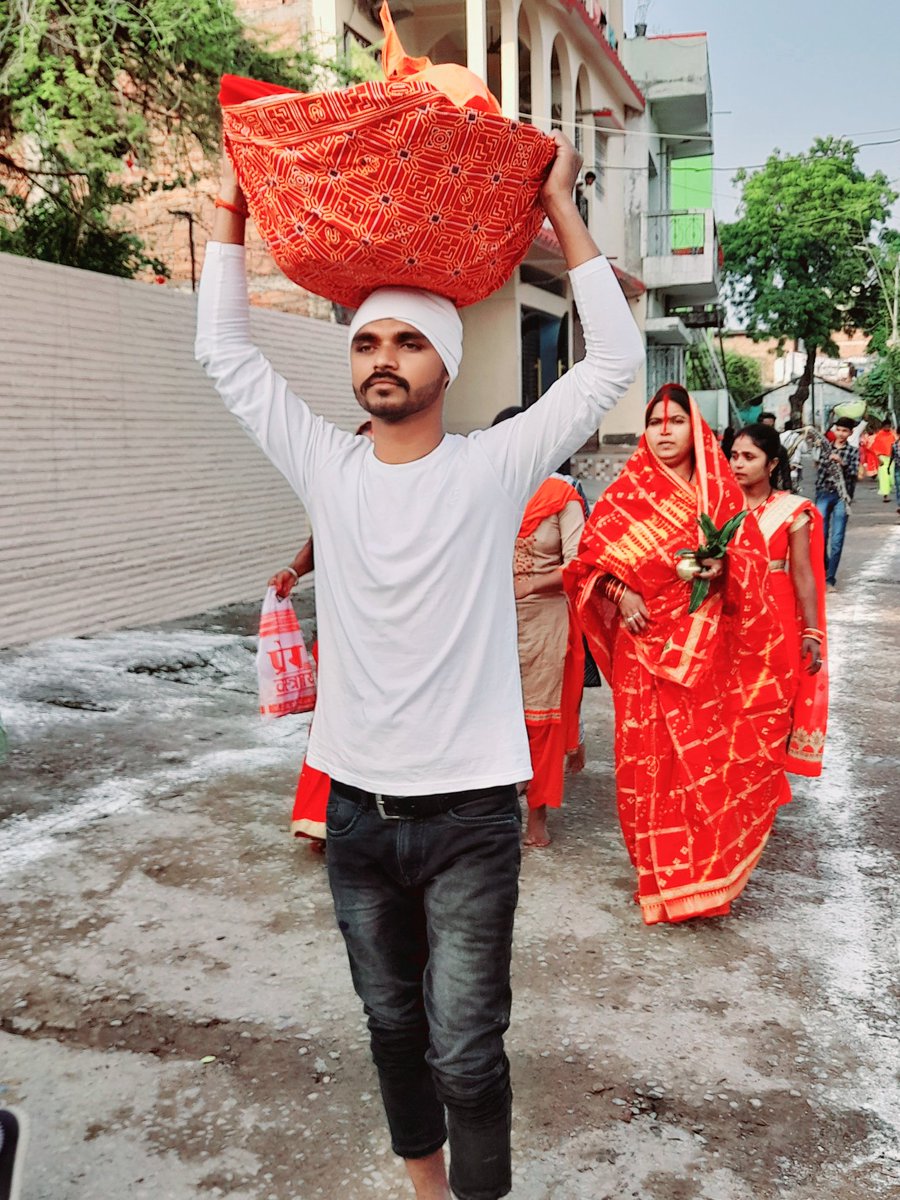 vikashrayrjd's tweet photo. लोक आस्था छठ पूजा के आज संध्या मे अपनी बहन को प्रथम अरग दिलाते हुये ।। 🙏🙏

लोक आस्था के महापर्व छठ पूजा की आप सबों को हार्दिक शुभकामनाएं और बधाई। 🙏🙏

#chhathpuja2021 

#जय_छठी_मईया🙏🙏 https://t.co/4r9lzkehnN