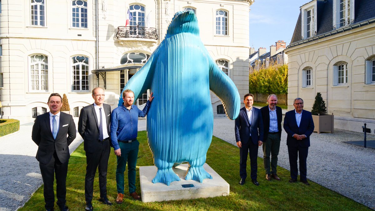 VilledeReims's tweet photo. Nouvelle terre d’accueil pour le #manchot "Rudement chaud" ! Initialement installée devant le centre des Congrès, dans le cadre de l’Été sera show, l’œuvre #monumentale de l’artiste Vincent Rahir vient d’élire domicile au siège du Champagne #Jacquart, boulevard Lundy. #Culture https://t.co/G6zkJqGsUV