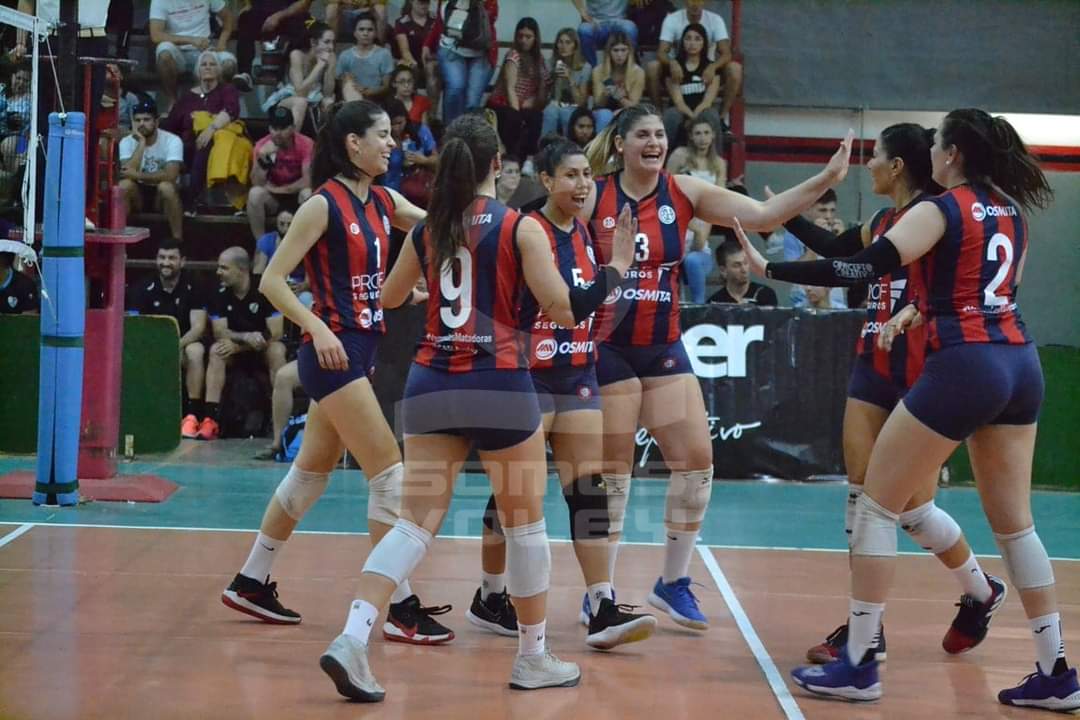 CASLAVoley's tweet photo. 🗣Hoy vuelven a jugar Las Matadoras 💙♥️

😍 Cuartos de Final enfrentan esta tarde a Estudiantes.

📅 Miércoles 10/11
🏐 #SanLorenzo x Estudiantes de LP.
⏰ 19hs
🏟 River 

Venite a Nuñez!
O miralo👇
📺 VIVO por streaming de DEPORTV (Youtube o Facebook)

#VamosLasMatadoras https://t.co/qQ4TK5CxMh