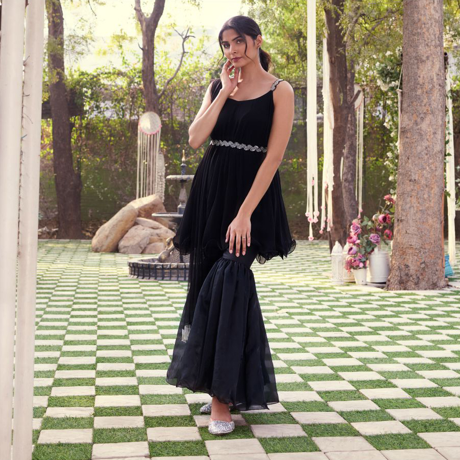 AnayuLabel's tweet photo. Bold as the dark skies, fluid as nature, the ethereal Mila kurta set is the contemporary look for the celebrations. Crafted in pure Georgette and Organza, with waterfall fringe detail in the dupatta and a trumpet sharara from ANAYU by Ayushi Singh
.
.
.
#Anayu #AsPureAsYou https://t.co/GFD2fPzxPh