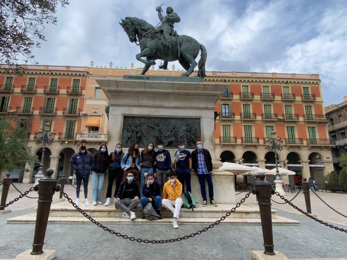 L'alumnat de 2n de Batxibac ha visitat l'estàtua del General Prim de Reus. Una classe d'història contemporània diferent!!