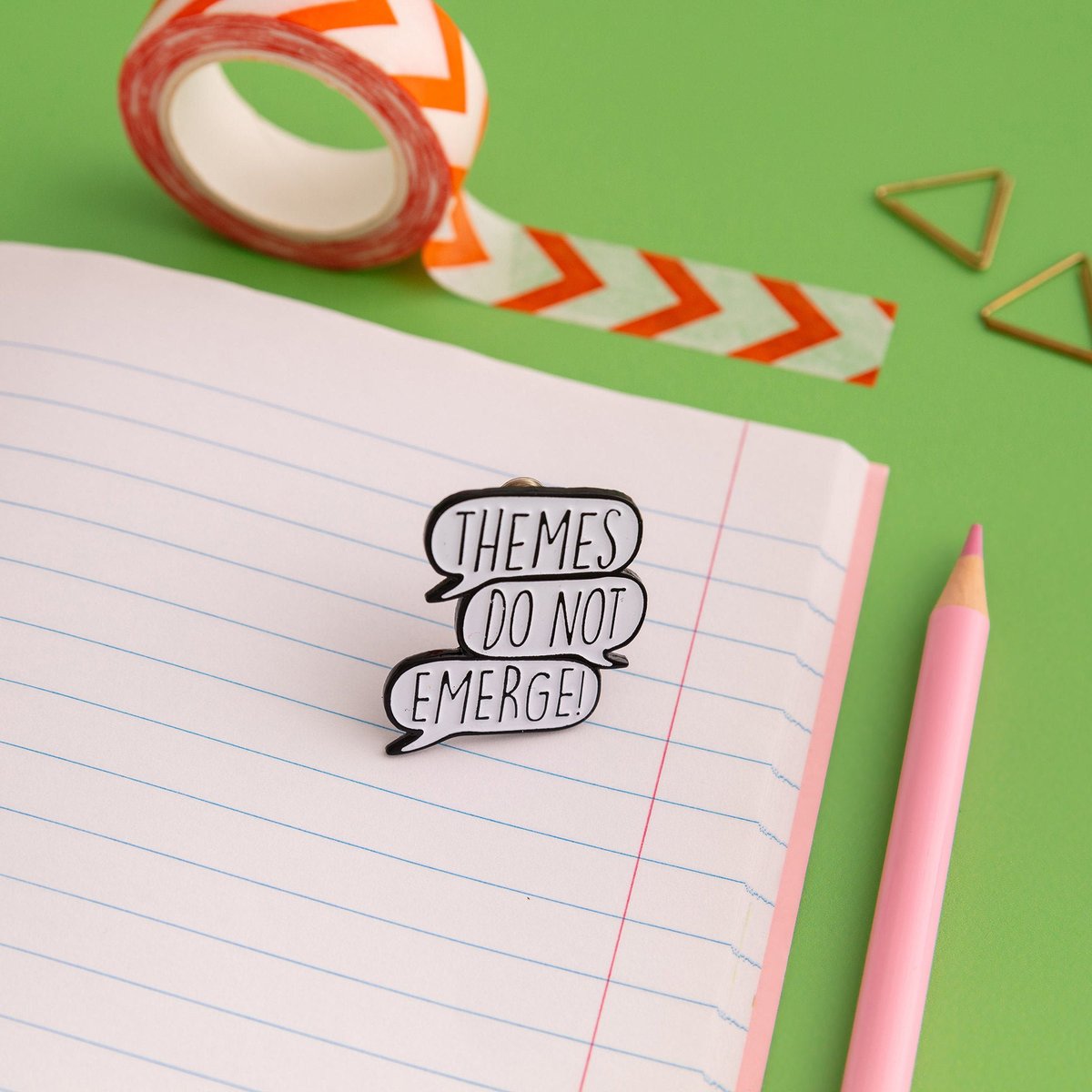RT SAGEpsychology Win a 'Themes Do Not Emerge!' badge #GIVEAWAY

We have 4 <a href="/littlescienceco/">Little Science Co</a> pins up for grabs ahead of our #ThematicAnalysis webinar with @GinnyBraun &amp; @DrVicClarke

To enter: FOLLOW US + RT THIS TWEET - You have 24h⏲️
Read the T&amp;Cs: …