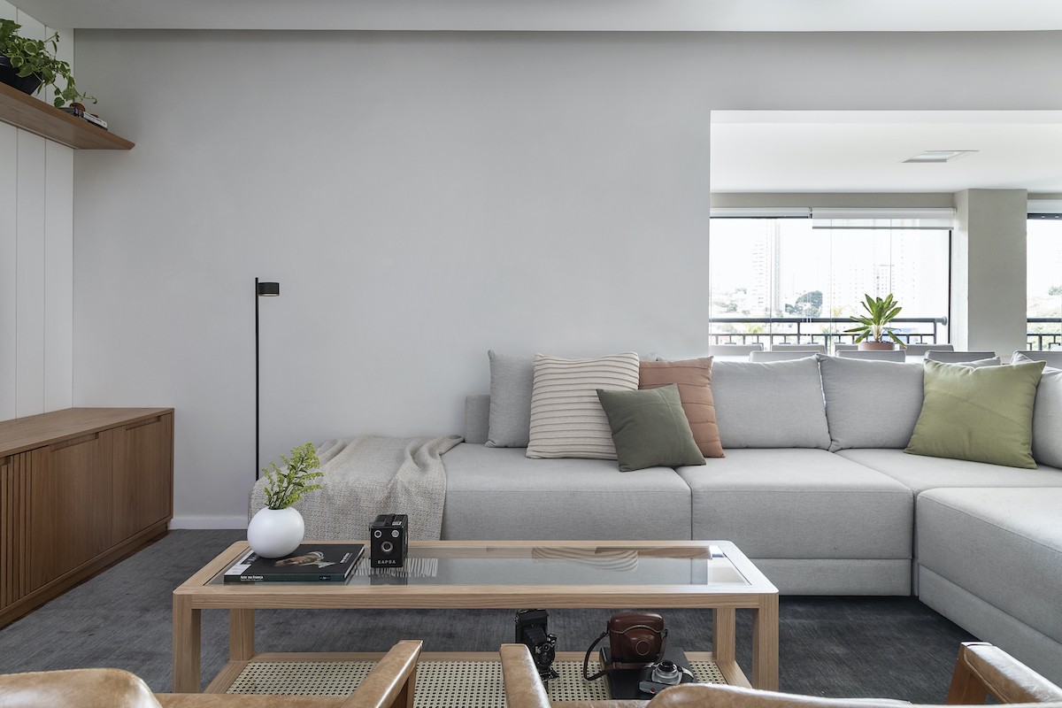 CasaeJardim's tweet photo. Funcionalidade, madeira e decoração atemporal criam clima de casa em apê: https://t.co/5ejs9hRjhR (📷 Divulgação / Evelyn Müller) https://t.co/0TuYaOajfc