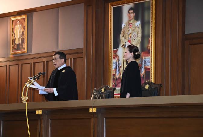 bangkoklad's tweet photo. "In an absolute monarchy the monarch is the only source of all laws. The monarch has total power to make any law just by deciding it. Any other institution in the country cannot make laws that affect the monarch."

#ปฏิรูปสถาบันกษัตริย์ #ปฏิรูปไม่เท่ากับล้มล้าง #ศาลรัฐธรรมนูญ https://t.co/mtjknLKy5s