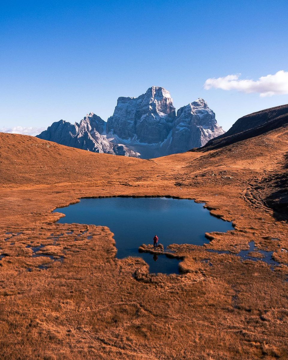 TurismoVeneto's tweet photo. 🍂Ogni stagione si presta per un'escursione in montagna. Lasciati affascinare dai colori che cambiano attorno al Lago de le Baste attraverso il sentiero che partendo dal Passo #Giau arriva all'altopiano di #Mondeval.
https://t.co/Ub894csmm3
#VisitVeneto
📷 IG filippo_p_ https://t.co/vtMPCU3nF0