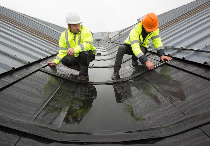 HDSharman's tweet photo. Now is the time to contact your roof maintenance contractor to arrange an inspection of your gutters before winter.

Check the gutter substrate. Is it corroding? 
Check the joints. Do they function as designed?

Find out how we help maintain gutters here: https://t.co/aiTPvXk19l https://t.co/4U5Ax7vlAk