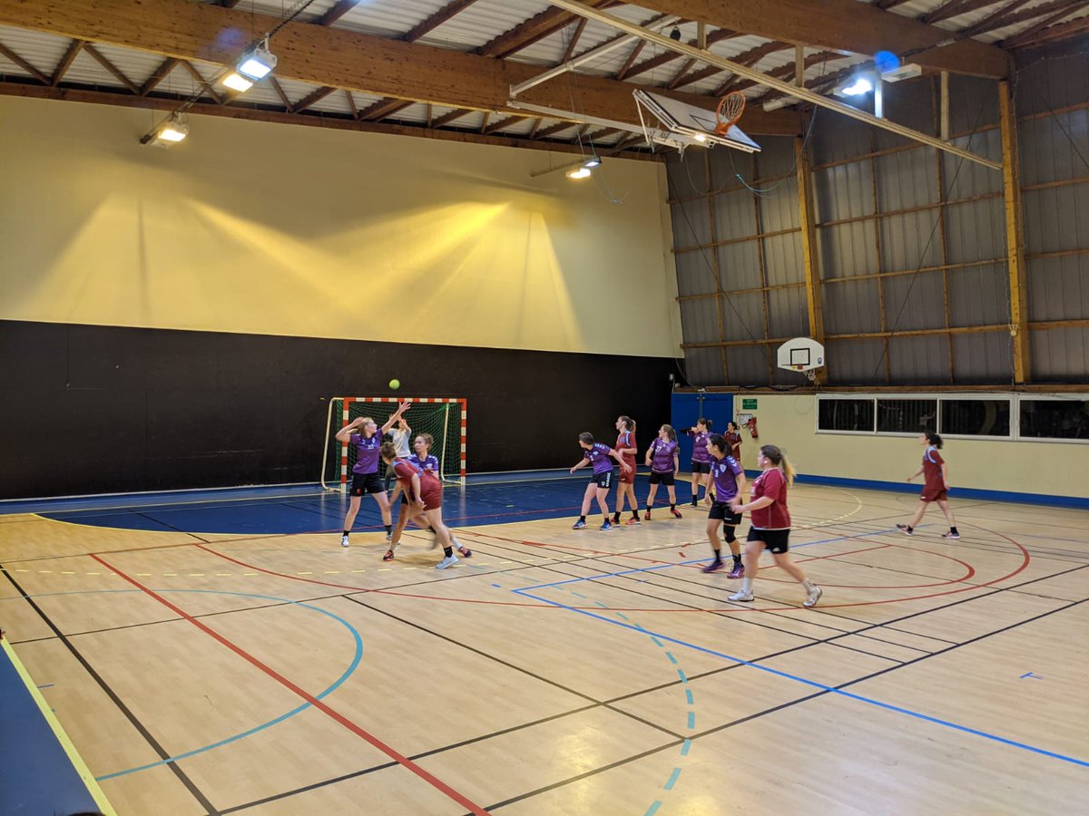 Superbe performance des SF4, les filles s’imposent à l’extérieur sur le score de 20 - 11 face à U.S Villejuif Handball lors du Week-end du 6-7 novembre . 
L’équipe a trouvé son match référence. 

#PUC #Handball #HandballVie #Penalty #Défense  #Sport #Ensemble 🟣💜