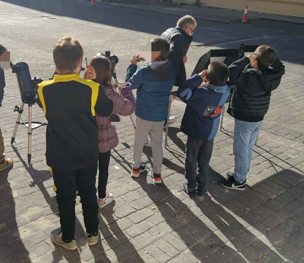 CREE_CYL's tweet photo. Cómo disfruta el alumnado del #ProgramaExtracurricularAACC de #Zamora en los talleres de astronomía y escritura creativa del sábado en el @IesMARIAdMOLINA. Agradecidos infinitamente al IES, profes y a la Agrupación Zamorana de Astronomía por organizar estas actividades @educacyl https://t.co/Ozpk04OFJr