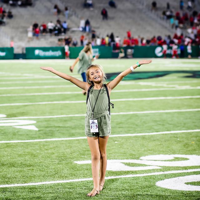 Little girl, biiiiiiig stadium. 📸 _thecoachswife_ on IG