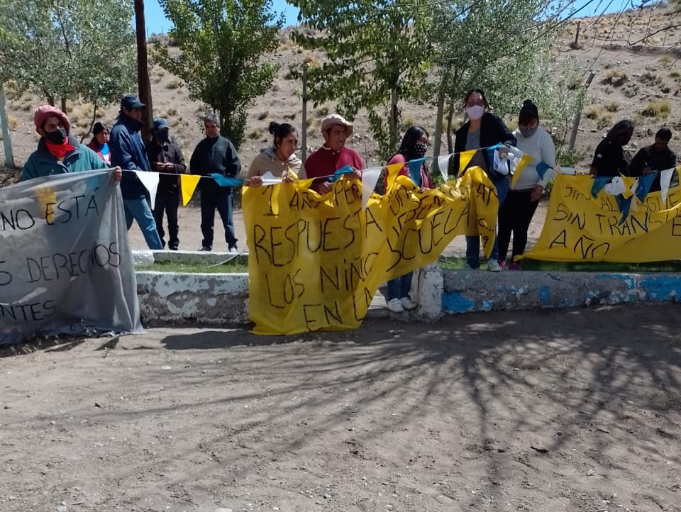 MaruOrtizTw's tweet photo. #Esc69 - #Cushamen
"No tenemos gas y preocupa el tema del transporte. Nos mandaron una Trafic pero no alcanza para todo el alumnado de la zona, parece una migaja para compartir. Tememos que esta situación lleve al cierre de establecimientos", Matilde Huenelaf en @CadenaTiempo https://t.co/qBxpwCbF0I