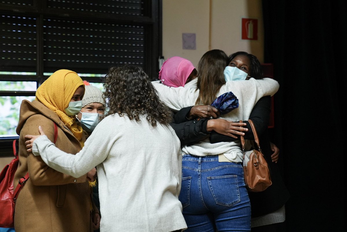 laurapcastano's tweet photo. Lliurem el diploma a les 75 dones participants de Dones Amunt, un programa municipal que empodera dones en situació de precarietat al Poble-sec, Trinitat Vella, Zona Nord, Besòs i Roquetes.

💜Molt emocionant escoltar de primera mà els testimonis d'aquestes dones increïbles! https://t.co/0uFyzEWq1s