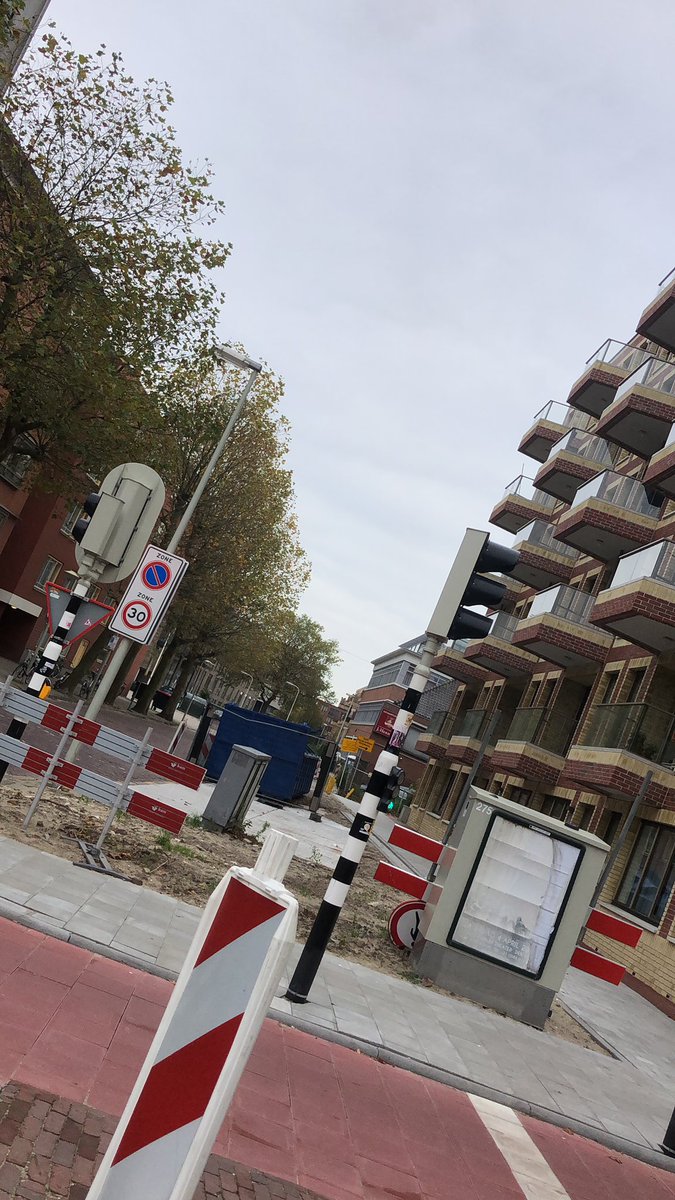 AYillmaz's tweet photo. Bij een nieuwe woonwijk, hoort ook een veilige oversteekplaats voor voetgangers, zie eerste foto. Wanneer komt die er @RvanAsten @a_mulder @GemeenteDenHaag? https://t.co/KyPRVLeLB3