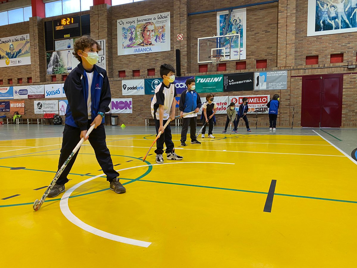 maristasourense's tweet photo. Seguimos "locos por el deporte" con el apoyo del Club de Hockey Albor, cuyos jugadores han completado con una sesión práctica el encuentro que el alumnado de 5º y 6º tuvo hace dos semanas con miembros de la Selección Nacional. ¡Gracias! @ClubHockeyAlbor @rfe_hockey https://t.co/VFfa22MkEl