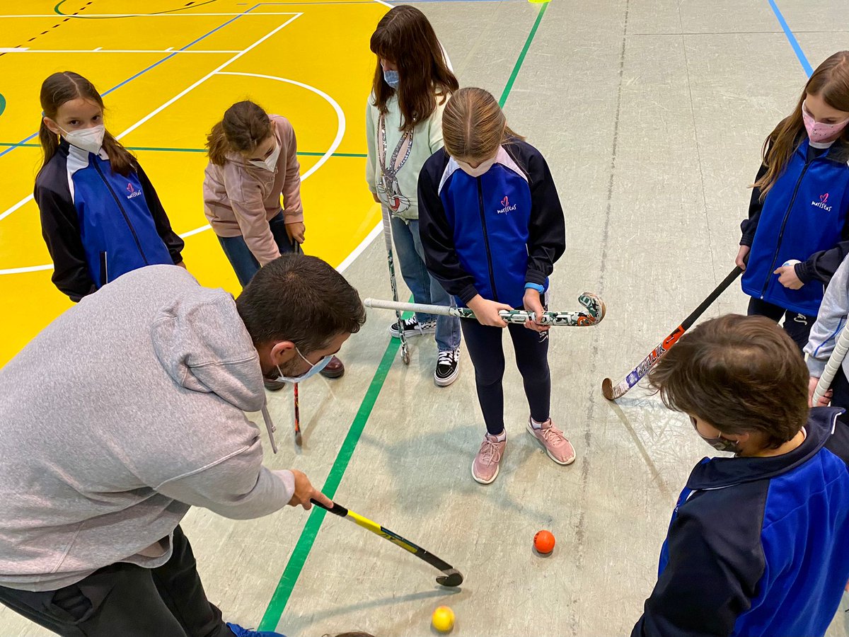 maristasourense's tweet photo. Seguimos "locos por el deporte" con el apoyo del Club de Hockey Albor, cuyos jugadores han completado con una sesión práctica el encuentro que el alumnado de 5º y 6º tuvo hace dos semanas con miembros de la Selección Nacional. ¡Gracias! @ClubHockeyAlbor @rfe_hockey https://t.co/VFfa22MkEl