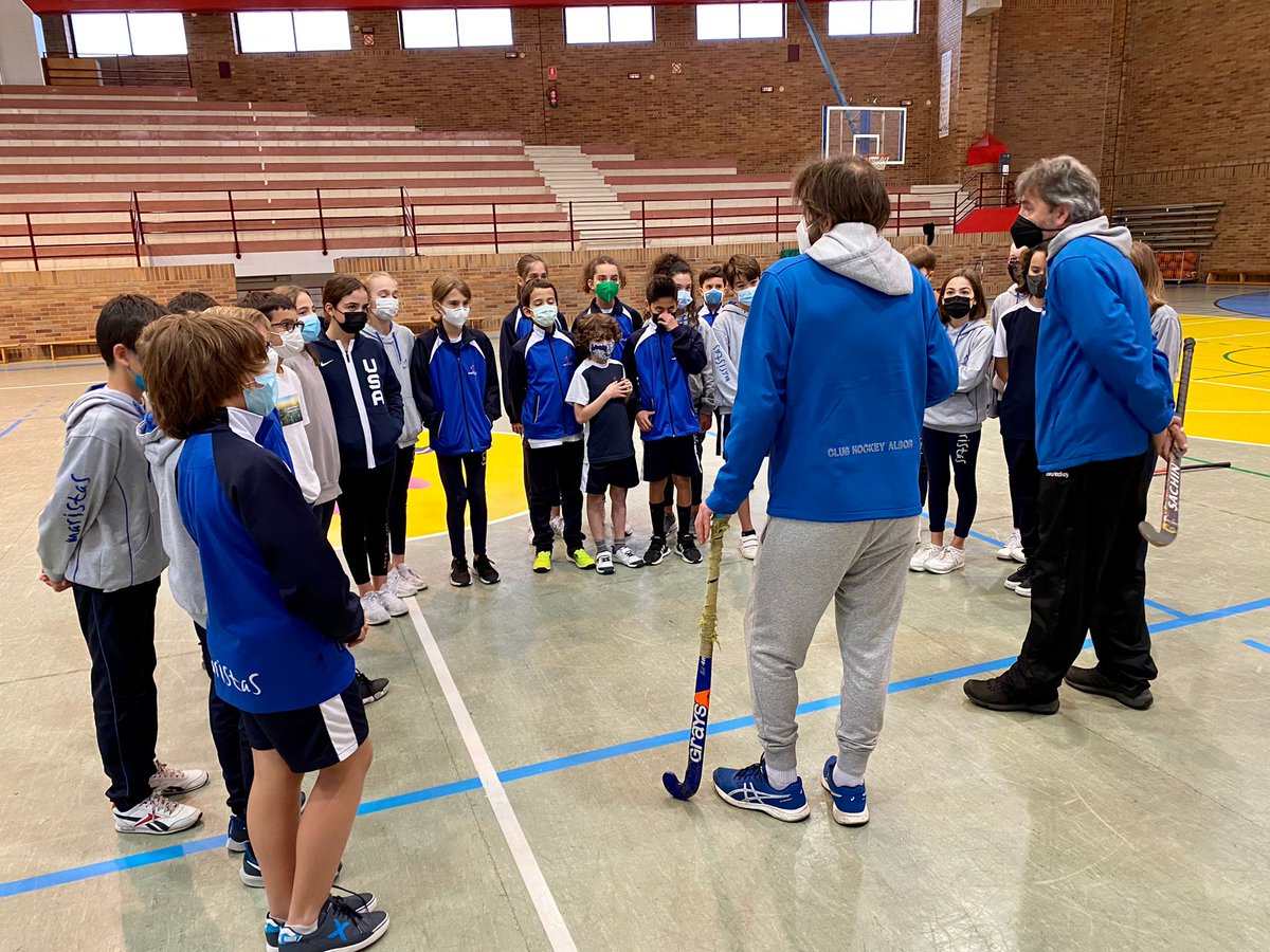 maristasourense's tweet photo. Seguimos "locos por el deporte" con el apoyo del Club de Hockey Albor, cuyos jugadores han completado con una sesión práctica el encuentro que el alumnado de 5º y 6º tuvo hace dos semanas con miembros de la Selección Nacional. ¡Gracias! @ClubHockeyAlbor @rfe_hockey https://t.co/VFfa22MkEl