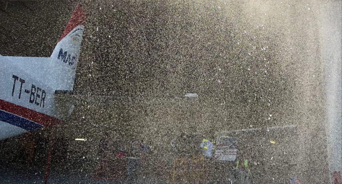 MafChad's tweet photo. Snow in Chad?!
No - just time to clean the plane
De la neige au Tchad ? !
Non - juste le temps de nettoyer l'avion https://t.co/J5ULTssWgm
