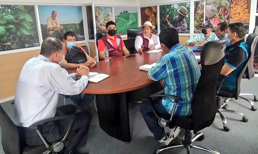 Agricultura_CZ4's tweet photo. En sesión de trabajo con dirigentes del sector maicero de la provincia, coordinamos acciones para el inicio de siembra en la cosecha invierno 2022, dónde daremos acompañamiento técnico para fortalecer la productividad, la calidad y el rendimiento de la graminea
#JuntosLoLogramos https://t.co/57POOZYwtE