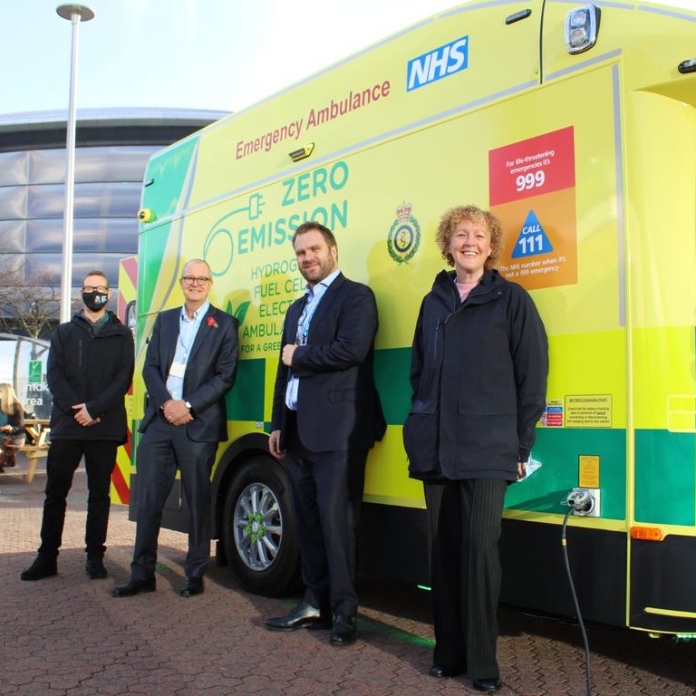 GreenerNHS's tweet image. Delighted to give Sir Patrick Vallance @uksciencechief a tour of the world’s 1st zero emission hydrogen-electric ambulance @COP26

Sir Patrick met w/ @watts_nick &amp;amp; team to discuss the innovative features that make this 🚑 good for patients &amp;amp; planet🌍⬇️

england.nhs.uk/greenernhs/202…