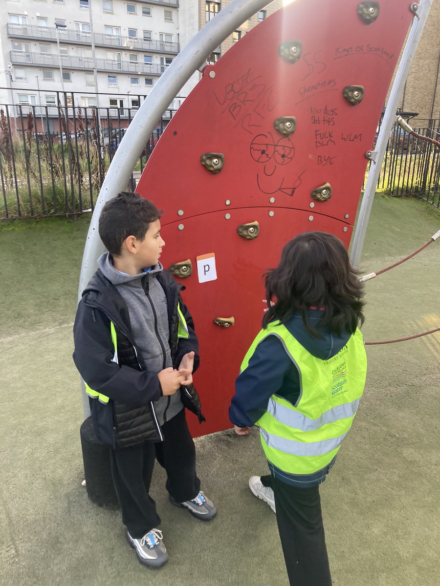 ibroxprimary's tweet photo. We enjoyed spelling today at the park. We had to spell our words by running to each letter. We then completed our sentence back at school #SpellingFun #Phonics #OutdoorLearning π https://t.co/1yOocI2twb