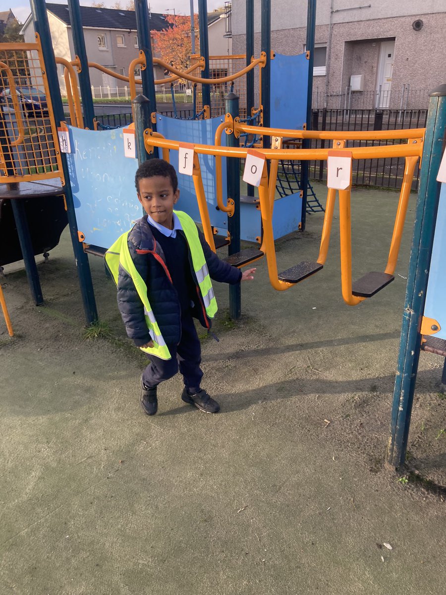 ibroxprimary's tweet photo. We enjoyed spelling today at the park. We had to spell our words by running to each letter. We then completed our sentence back at school #SpellingFun #Phonics #OutdoorLearning π https://t.co/1yOocI2twb
