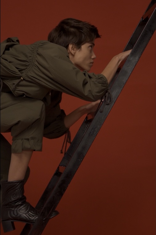 scotch_soda's tweet photo. Head to new heights in our uniquely functional Amelia jumpsuit. Shop the limited edition exclusively here: https://t.co/IMcMwOdv3u and in selected stores.
#ScotchandSoda #UniquelyFunctional #LimitedEdition #AmeliaEarhart https://t.co/ieLhWbBF3b