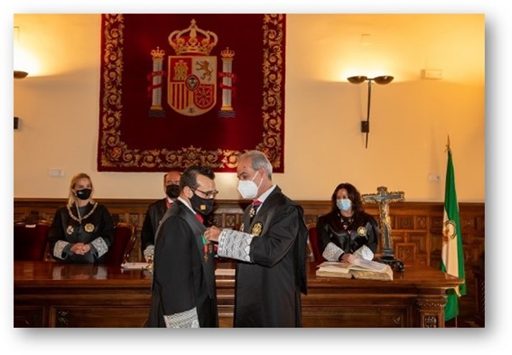 gradsociales_es's tweet photo. 📆 I Jornadas Laboralistas organizadas por el Consejo General a través de su Fundación #JusticiaSocial y el Colegio de Granada,  a las que asistió el presidente @RGabaldon2013

🧑‍🎓 Juraron los nuevos colegiados granadinos y se nombró a José Esteban Sánchez presidente de honor https://t.co/J65p6RHGLI