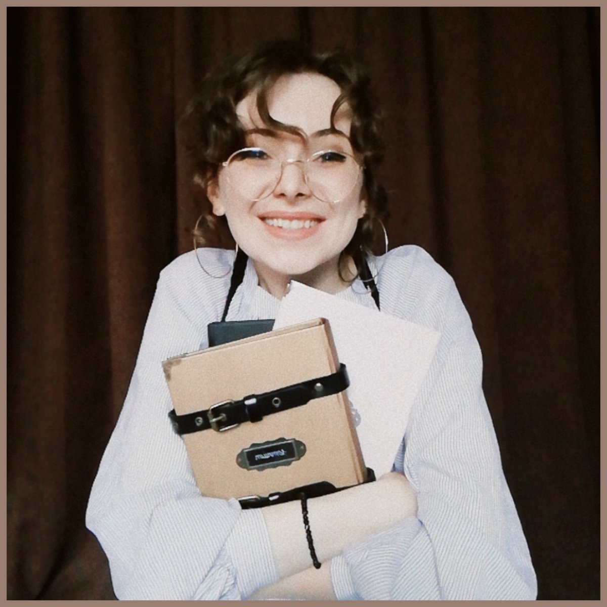 ViktorijaArts's tweet photo. Hi, this is me - Viktorija, a creator of all those handmade notebooks and artworks you'll find on this account. 📖 A soul with big dreams and a daisy as a spirit flower 🌼
#Code_DAISY #ViktorijaArtist #artist #bookbinding #handmade #art https://t.co/Os3V5RTRhD