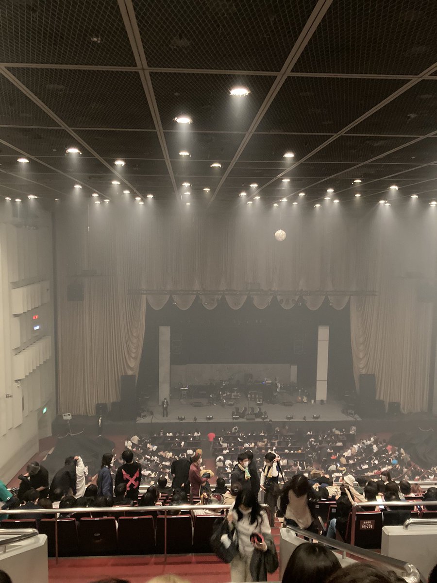 yu____U____ma's tweet photo. 最上階最後列の景色。40分遅刻したけどこの場にいれてよかった。高橋優の言葉と音楽こんなにも求めてたんだなあってぶわぁって涙が出た。忘れてた感情思い出したし優くんはいつまでも誰一人置いてけぼりにしないね。心から高橋優という人間を尊敬し愛しております。優くんが夢を叶える瞬間見届けるね。 https://t.co/z8iTh0kvW8