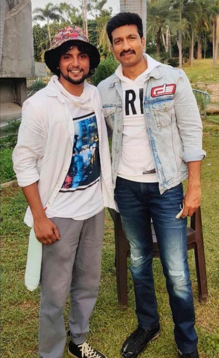 gopichandDHFG's tweet photo. 𝕄𝕒𝕔𝕙𝕠 𝕊𝕥𝕒𝕣𝕣 @YoursGopichand and Choreographer #KrishnaMaster from the sets of #PakkaCommercial movie song shoot
@hyd 👌
#AlluAravind @DirectorMaruthi @RaashiiKhanna_ #BunnyVas @SKNonline @JxBe #MasterKrishna @GA2Official @UV_Creations @IamEluruSreenu https://t.co/OdAUqkHAMq