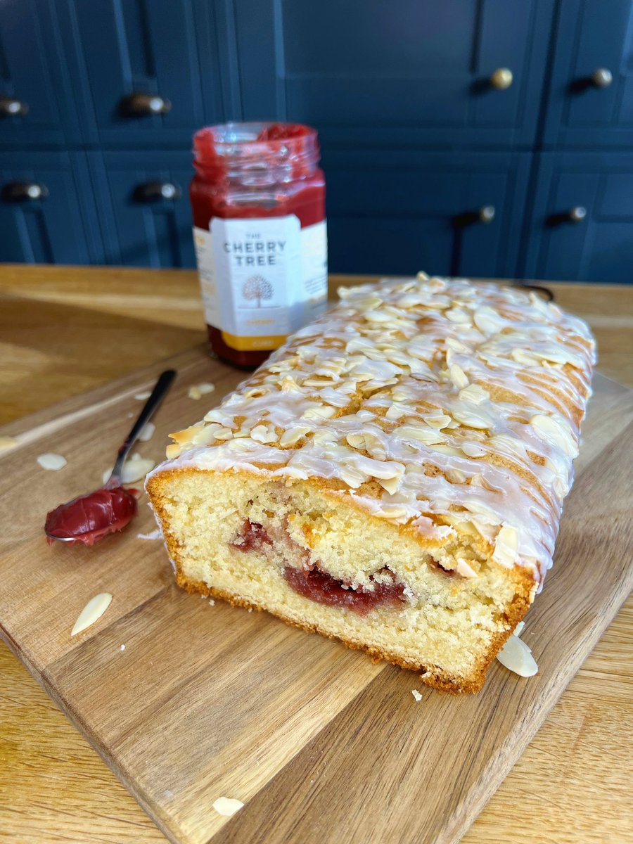 #cherry #bakewell #cake made with #groundalmonds and #cherrycurd #recipe on Instagram 👉🏼
instagram.com/p/CV-ePw9oby3/ #bake #baking #RecipeOfTheDay #recipeblog #foodblog #food #dessert #recipes