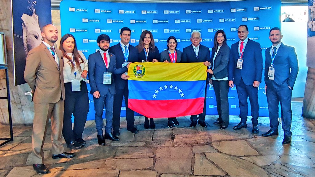 Gabrielasjr's tweet photo. Venezuela también presente en la Unesco, en su 75 aniversario. 

Ciencia y educación, de la mano, para construir un mundo de paz. 

Porque creemos en la multilateralidad y en acuerdo entre las partes sin imposiciones. 

Presentes. 

#VenezuelaEnUnesco https://t.co/lDcsPDHmWd