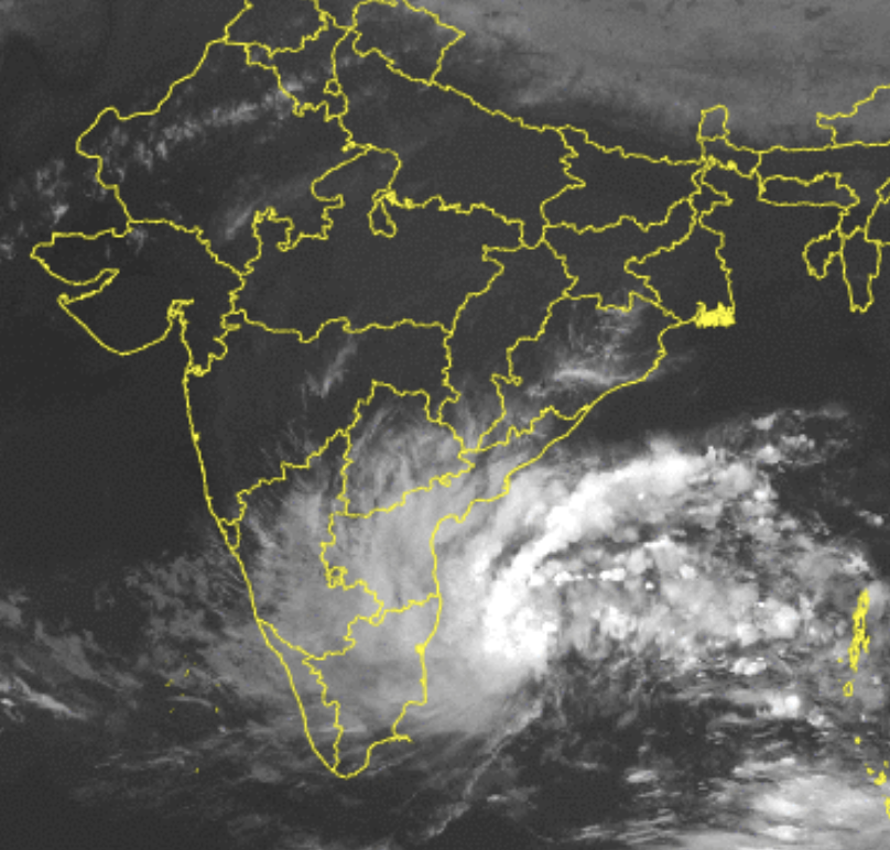 chennaiweather's tweet photo. Keep in mind, when the system is away and intensifying, only light to moderate showers(unless the outer band touches the coast.) over land. Once the main band touches the coast, heavy fall will start. Don't get carried away with what you see now. https://t.co/HyTHnhlHD3