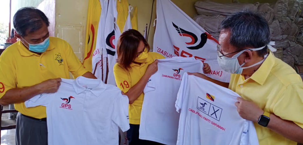 simkuihian's tweet photo. Getting ready for Sarawak election.
Going thru the various election items for N14 Batu Kawa.
Once again, thank you very much to all the volunteers from party and supporters. #BajuKuning
Sa'ati
#SarawakFirst
Skh🐝 https://t.co/Wcn4U9eJnk