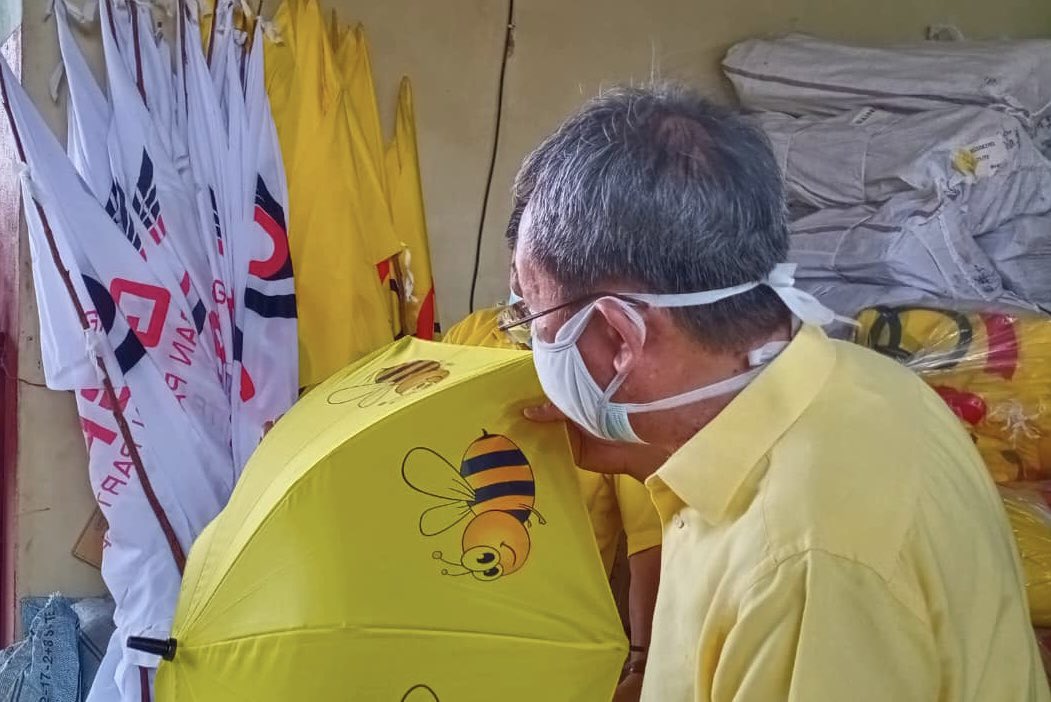 simkuihian's tweet photo. Getting ready for Sarawak election.
Going thru the various election items for N14 Batu Kawa.
Once again, thank you very much to all the volunteers from party and supporters. #BajuKuning
Sa'ati
#SarawakFirst
Skh🐝 https://t.co/Wcn4U9eJnk